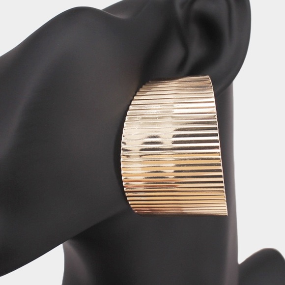 Textured bold hoop earrings - Picture 3 of 4